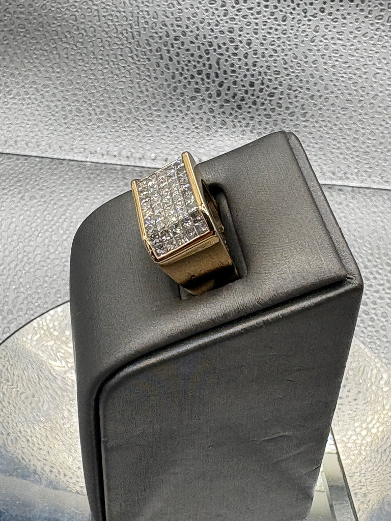 Fabulous Ladies/Gents 14 Karat Yellow Gold Diamond Cluster Ring