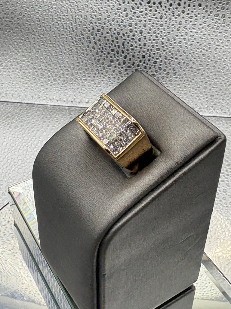 Fabulous Ladies/Gents 14 Karat Yellow Gold Diamond Cluster Ring