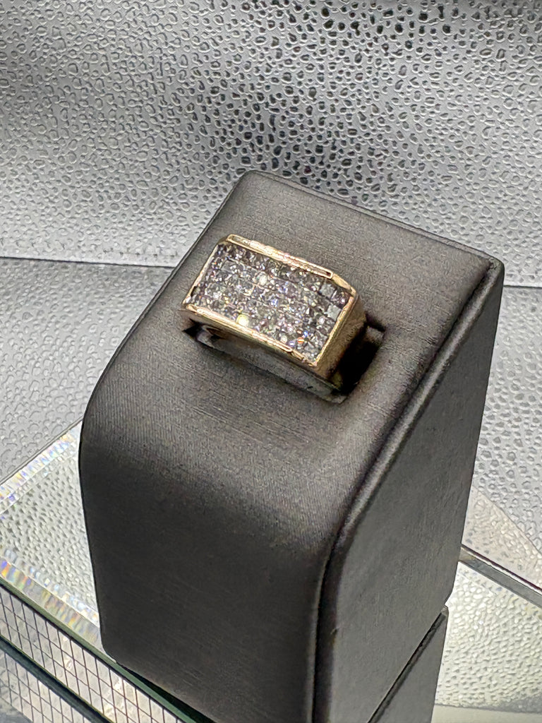 Fabulous Ladies/Gents 14 Karat Yellow Gold Diamond Cluster Ring