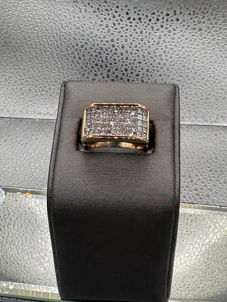 Fabulous Ladies/Gents 14 Karat Yellow Gold Diamond Cluster Ring
