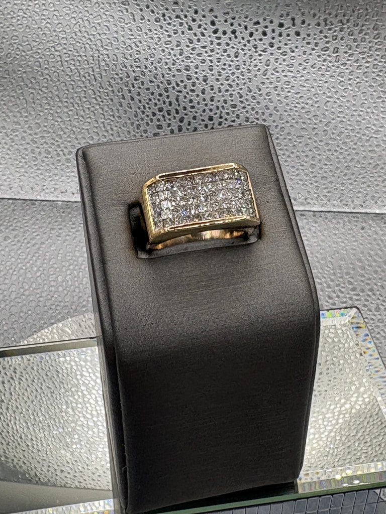 Fabulous Ladies/Gents 14 Karat Yellow Gold Diamond Cluster Ring