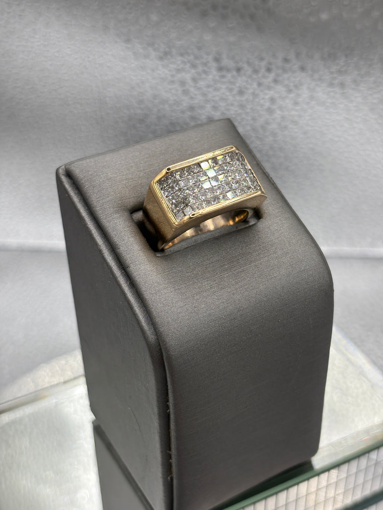 Fabulous Ladies/Gents 14 Karat Yellow Gold Diamond Cluster Ring