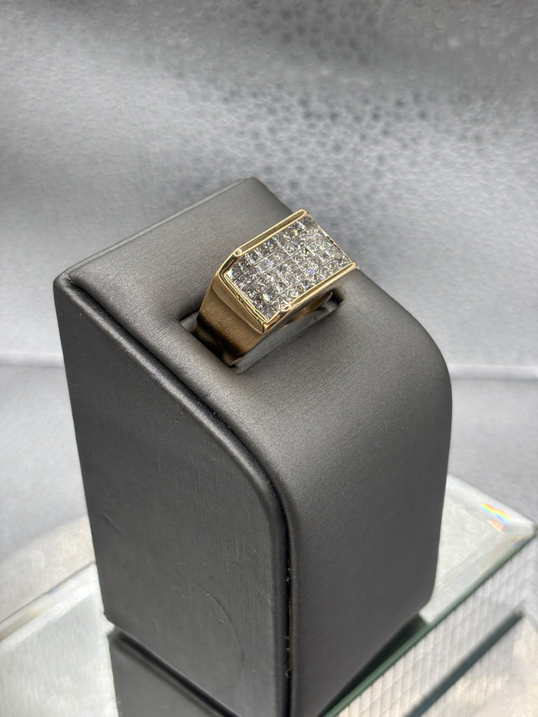 Fabulous Ladies/Gents 14 Karat Yellow Gold Diamond Cluster Ring