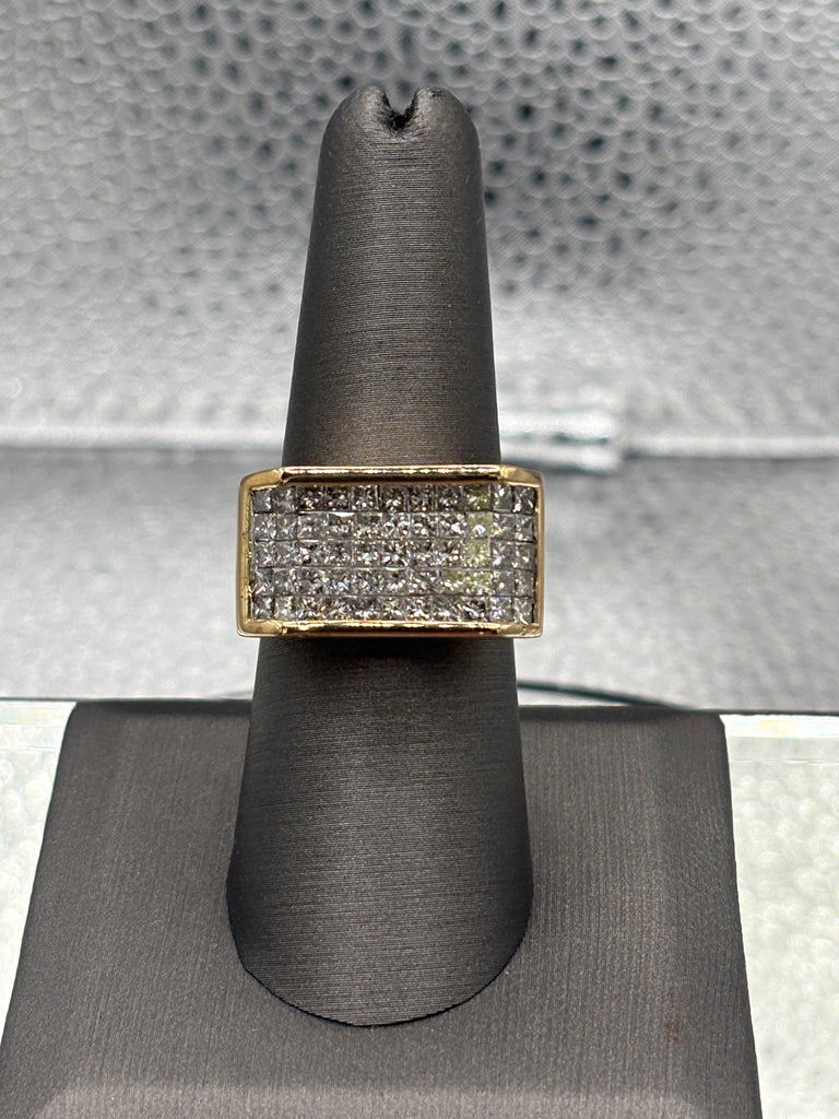 Fabulous Ladies/Gents 14 Karat Yellow Gold Diamond Cluster Ring