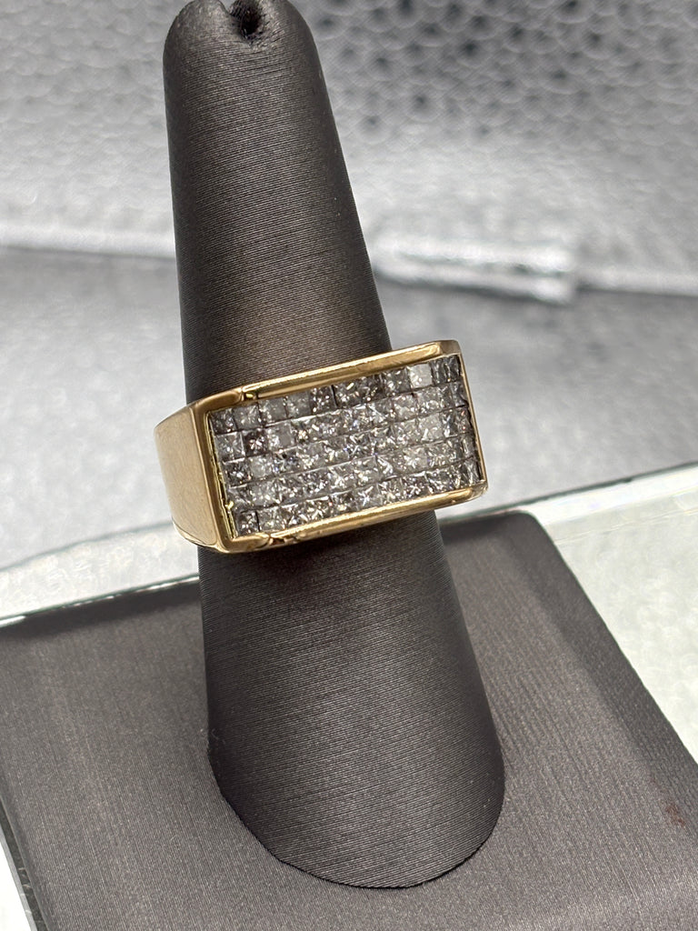 Fabulous Ladies/Gents 14 Karat Yellow Gold Diamond Cluster Ring