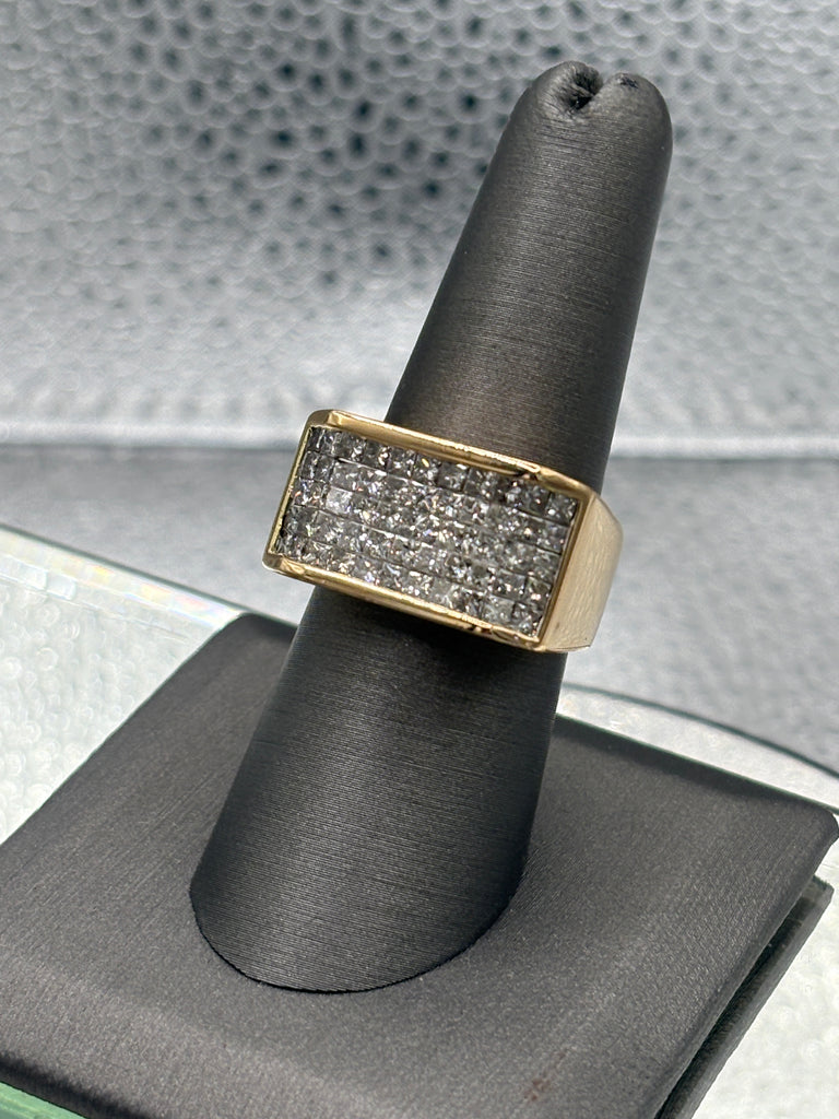 Fabulous Ladies/Gents 14 Karat Yellow Gold Diamond Cluster Ring