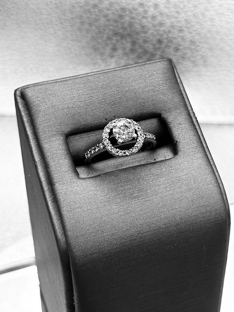 Ladies 14 Karat White Gold Round Diamond Engagement Ring