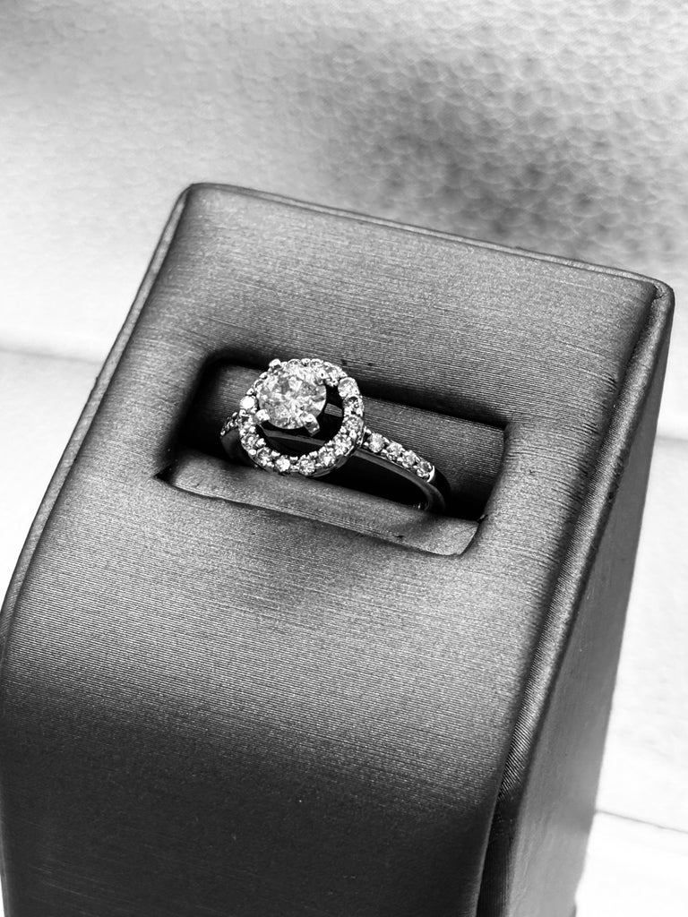 Ladies 14 Karat White Gold Round Diamond Engagement Ring