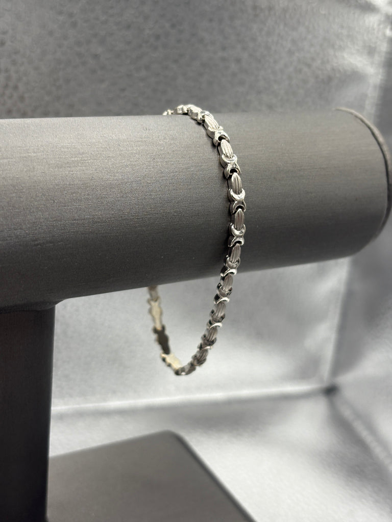 10 Karat White Gold ladies XO Love Link Bracelet