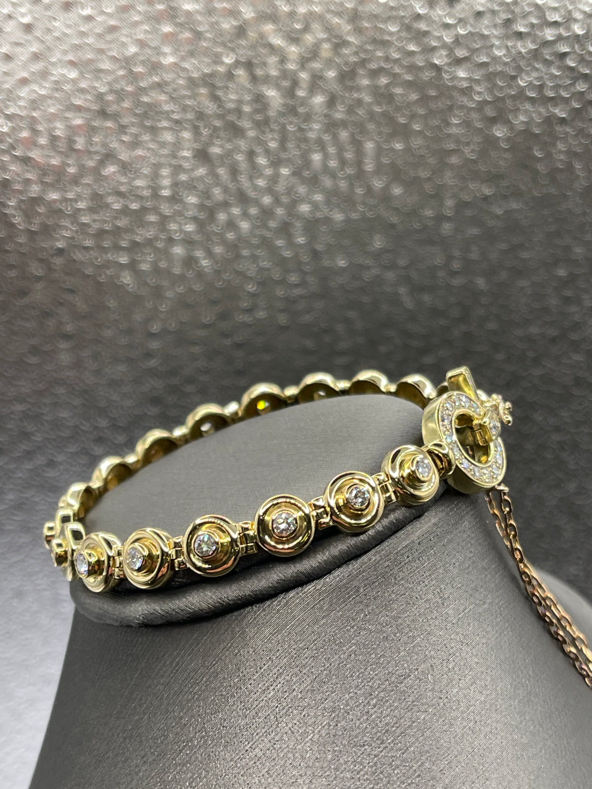 Ladies Magnificent Italian 18 Karat Yellow Gold Round Diamond Link Bracelet