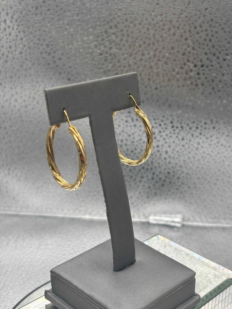 18 Karat Yellow Gold Ladies Oval Twisted Rope Earrings