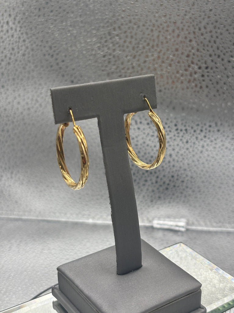 18 Karat Yellow Gold Ladies Oval Twisted Rope Earrings