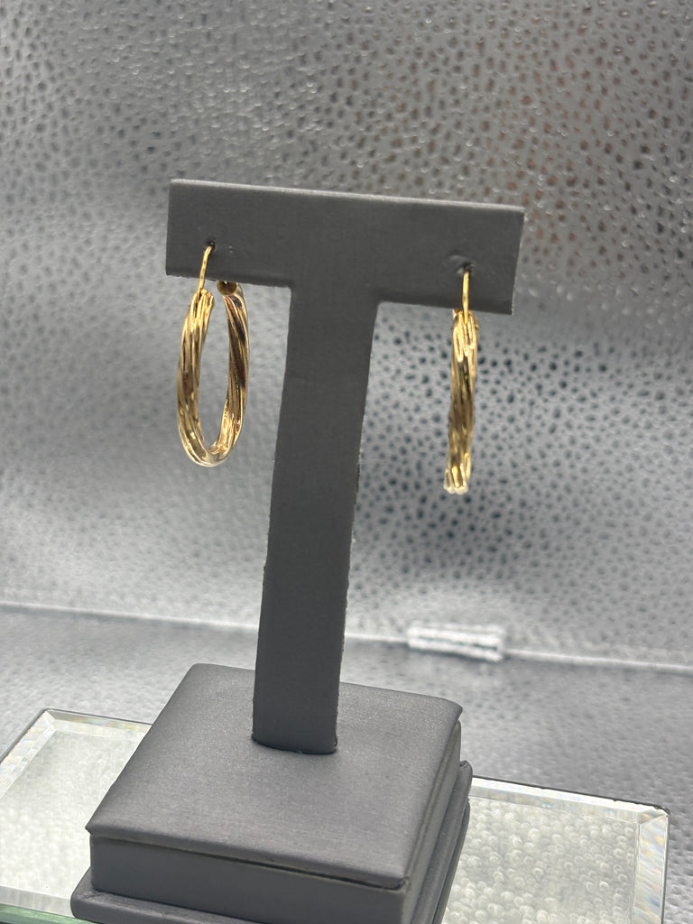 18 Karat Yellow Gold Ladies Oval Twisted Rope Earrings