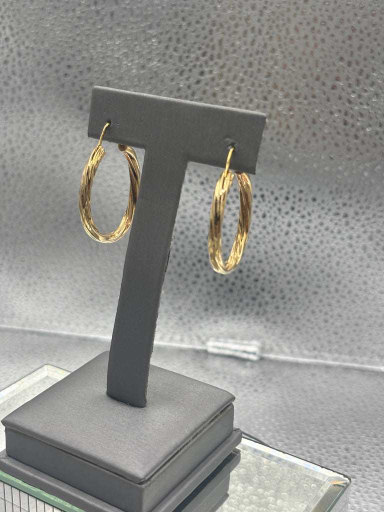 18 Karat Yellow Gold Ladies Oval Twisted Rope Earrings