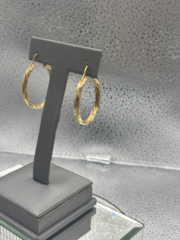 18 Karat Yellow Gold Ladies Oval Twisted Rope Earrings