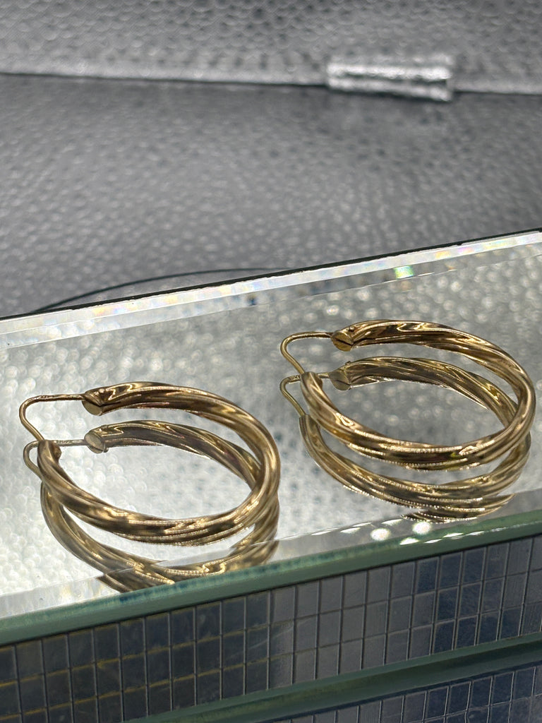 18 Karat Yellow Gold Ladies Oval Twisted Rope Earrings