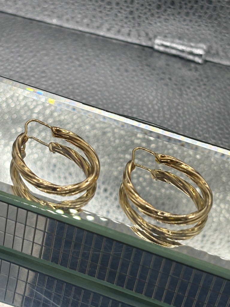 18 Karat Yellow Gold Ladies Oval Twisted Rope Earrings