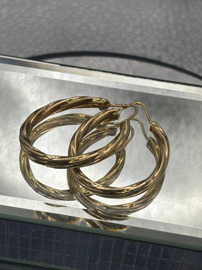 18 Karat Yellow Gold Ladies Oval Twisted Rope Earrings