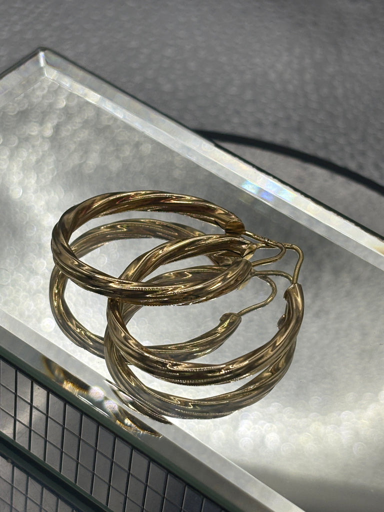18 Karat Yellow Gold Ladies Oval Twisted Rope Earrings