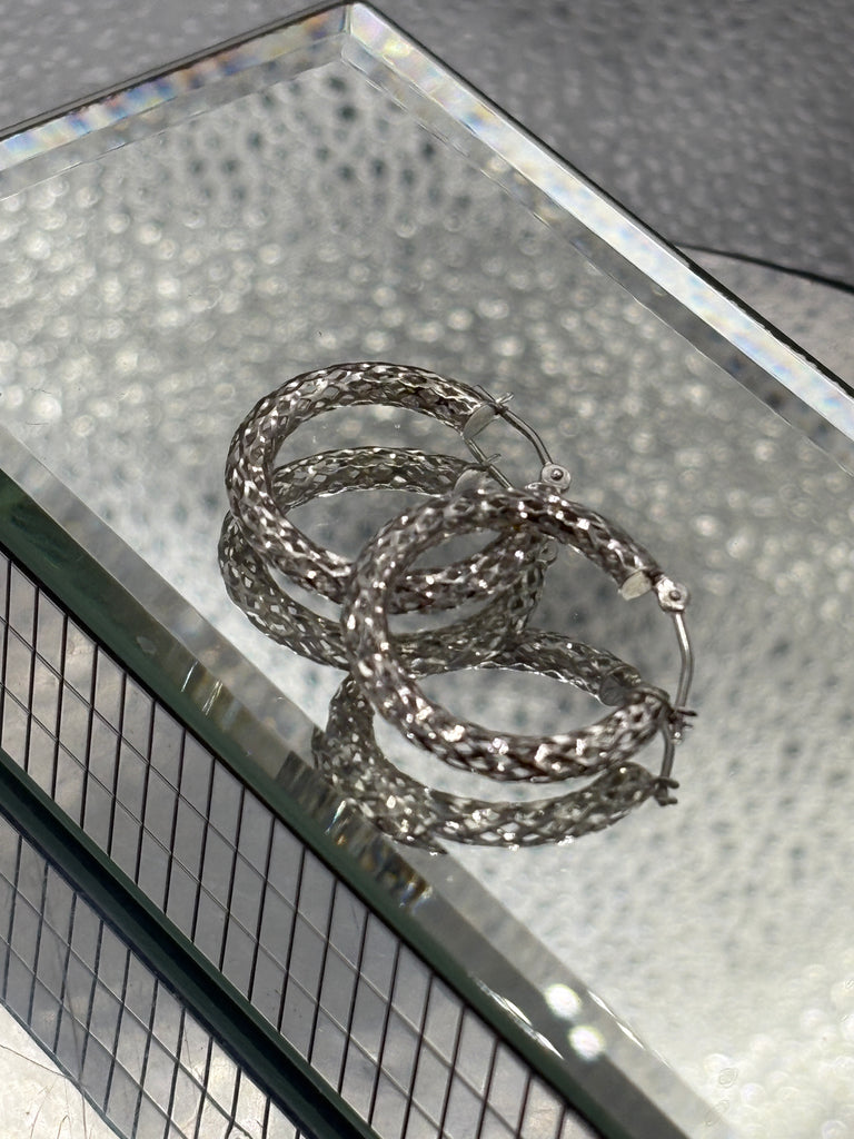 14 Karat White Gold Ladies Diamond-Cut Hoop Earrings