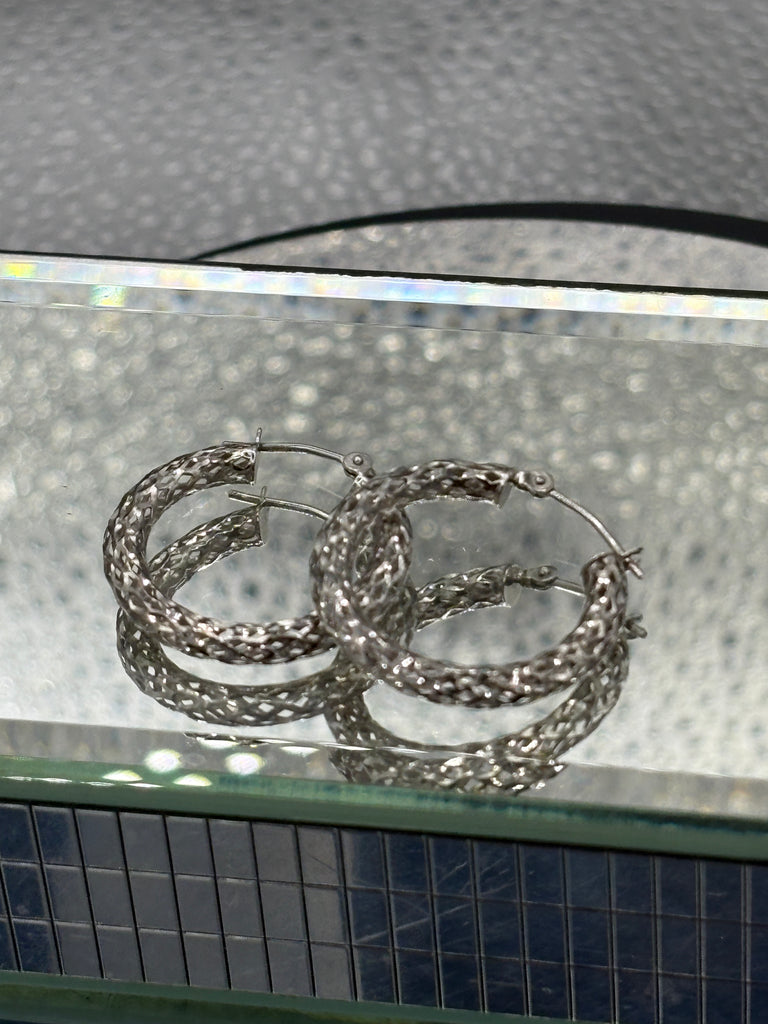 14 Karat White Gold Ladies Diamond-Cut Hoop Earrings