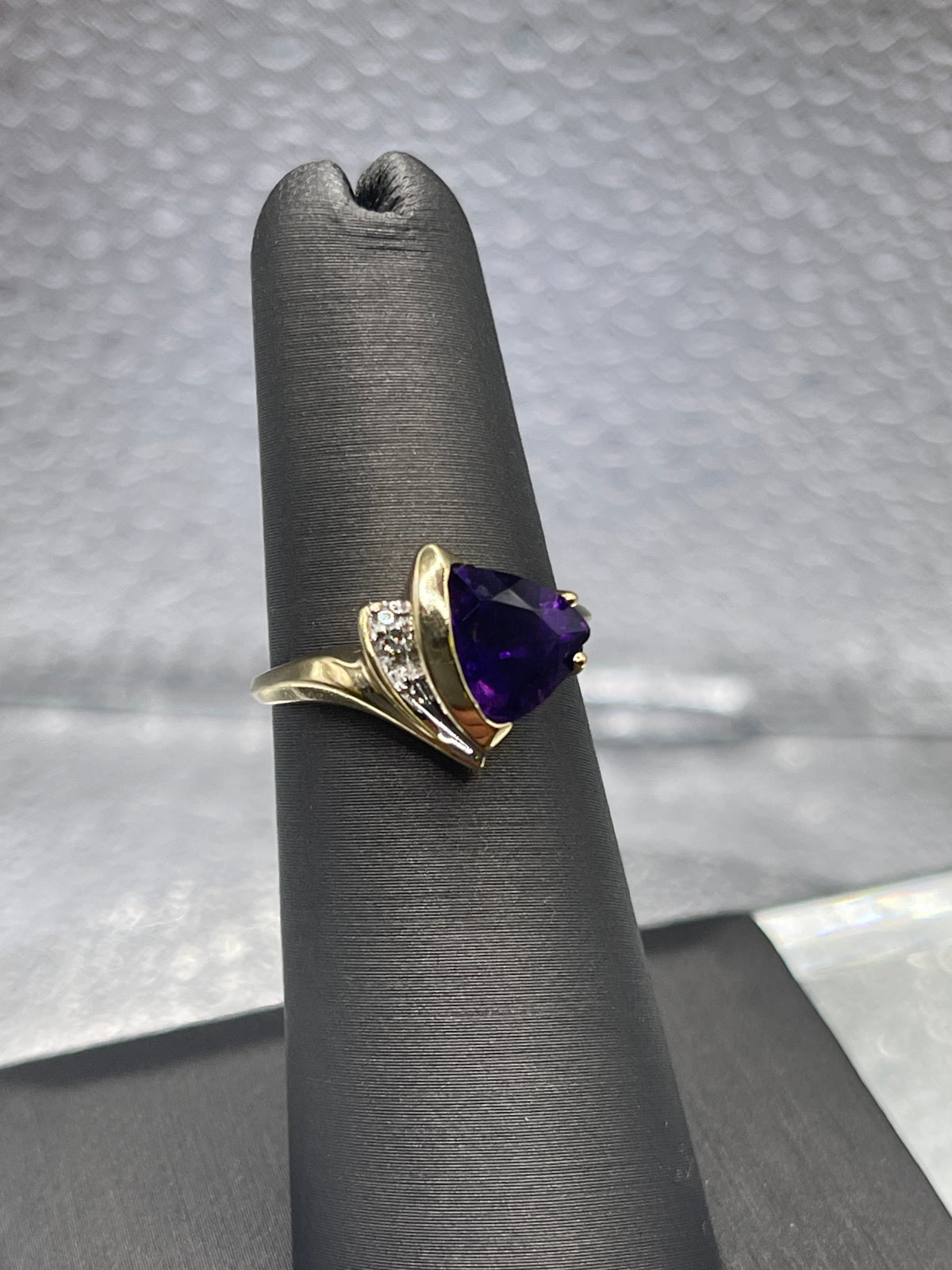 A Ladies Lovely 10 Karat Yellow Gold Amethyst & Diamond Ring