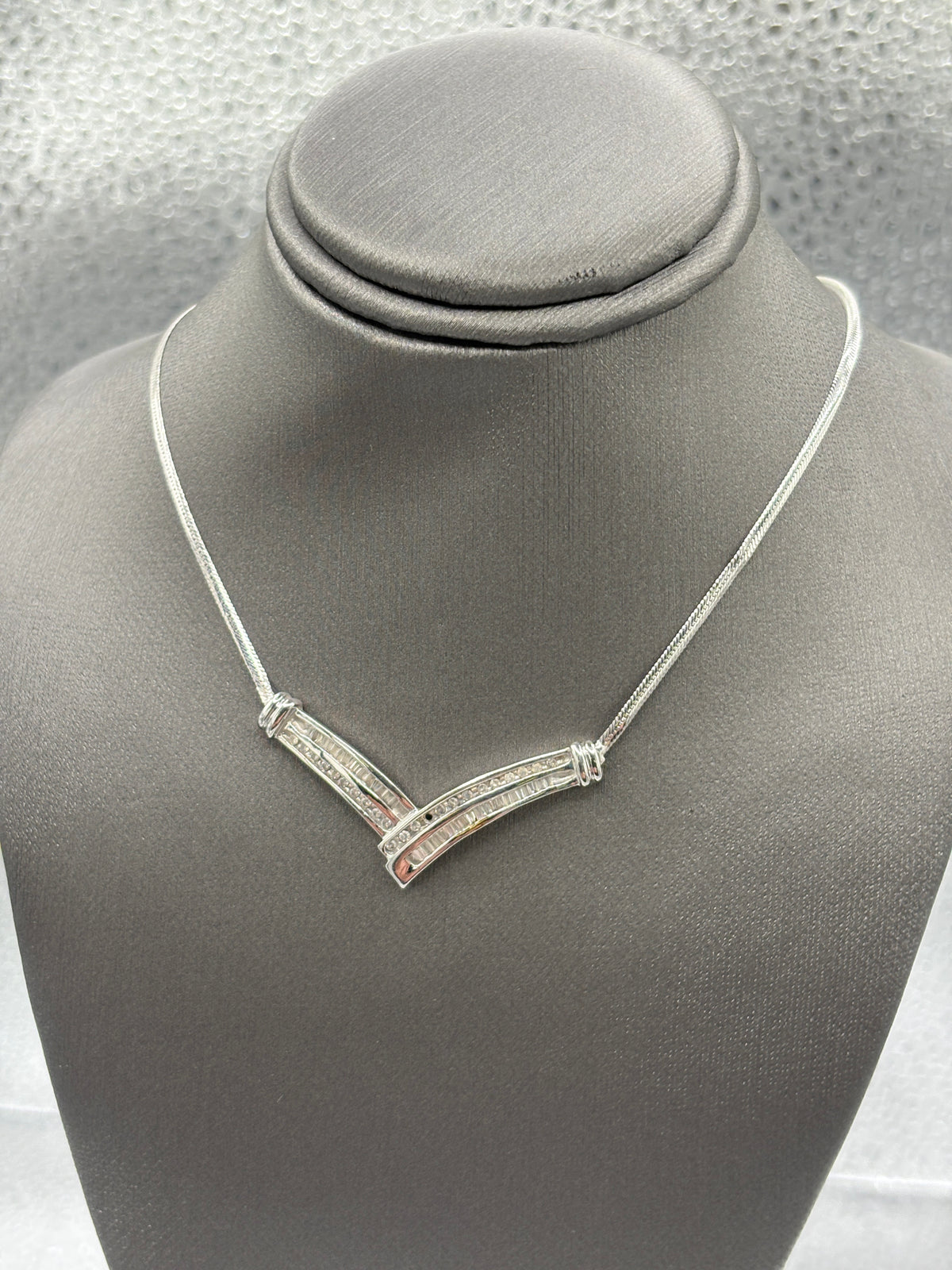10 Karat White Gold Ladies Diamond V Spray Necklace