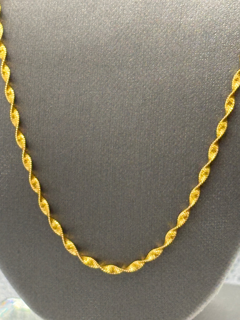 18 Karat Yellow Gold Ladies Twisted Sparkle Chain