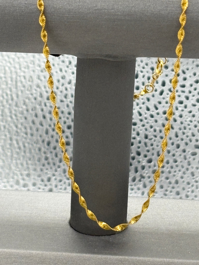18 Karat Yellow Gold Ladies Twisted Sparkle Chain
