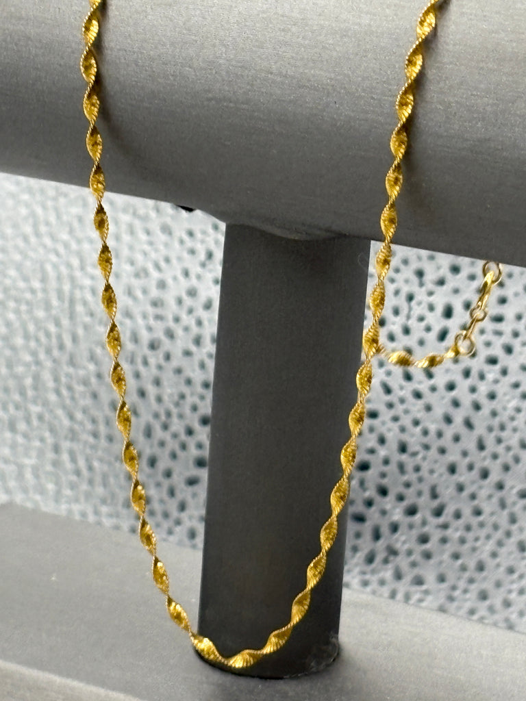 18 Karat Yellow Gold Ladies Twisted Sparkle Chain