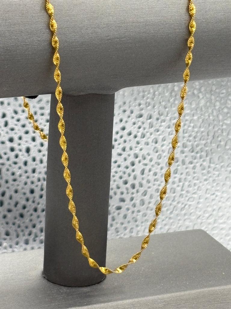 18 Karat Yellow Gold Ladies Twisted Sparkle Chain