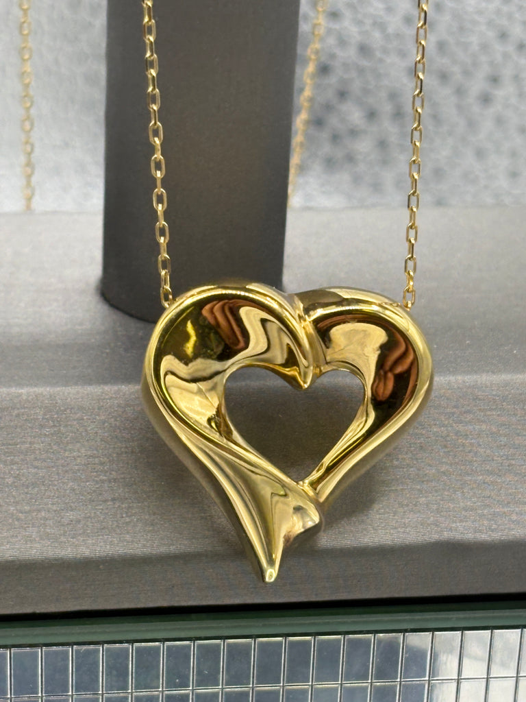 18 Karat Yellow Gold 3 Dimensional Floating Heart Pendant & Chain