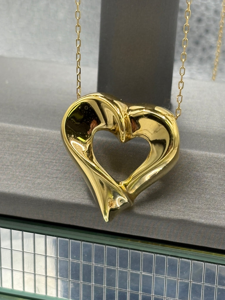 18 Karat Yellow Gold 3 Dimensional Floating Heart Pendant & Chain