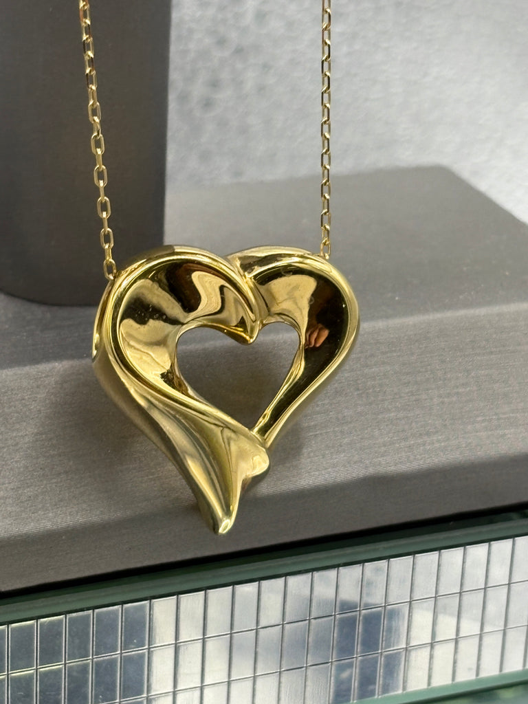 18 Karat Yellow Gold 3 Dimensional Floating Heart Pendant & Chain