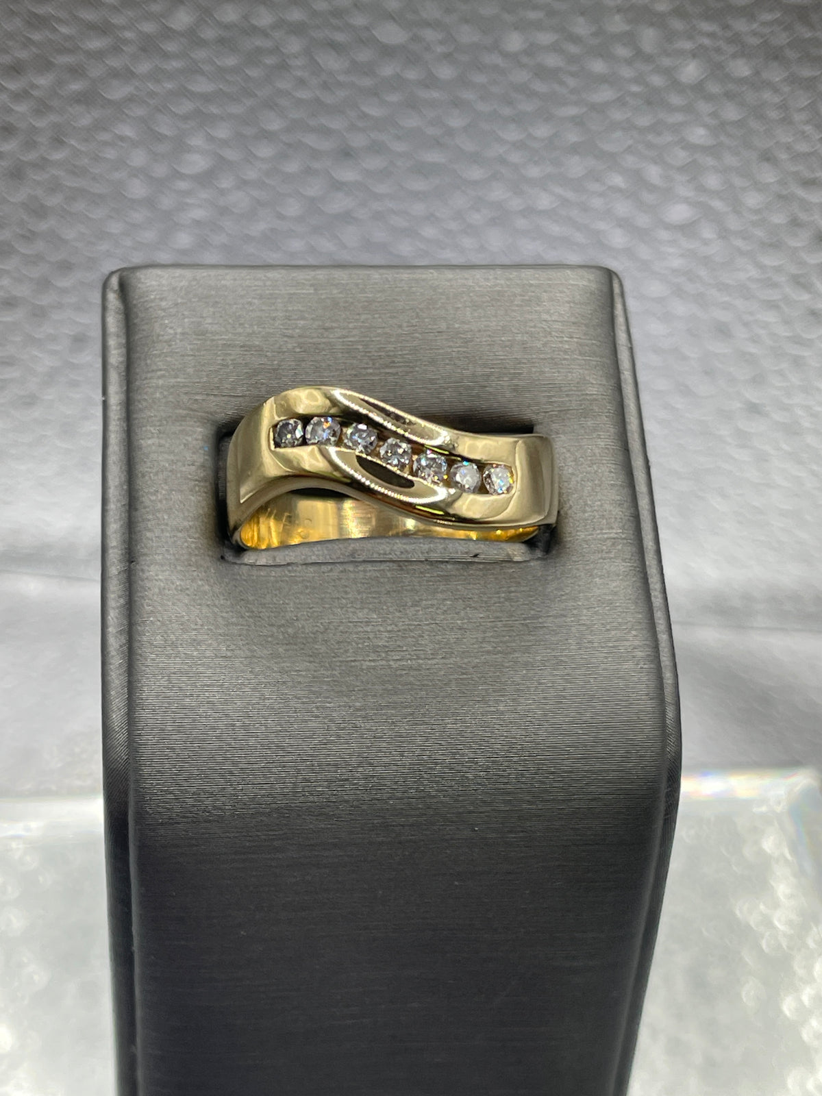 Ladies/Gents 14 Karat Solid Yellow Gold Diamond Ring