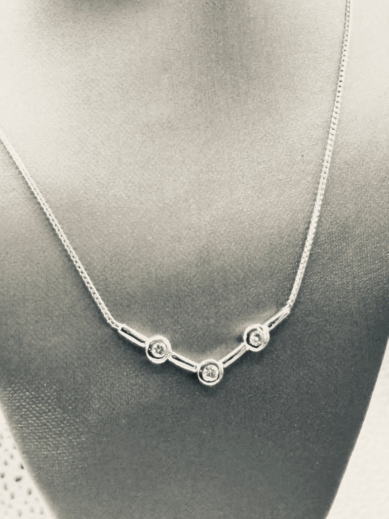 14 Karat White Gold Ladies Beautiful Diamond Necklace