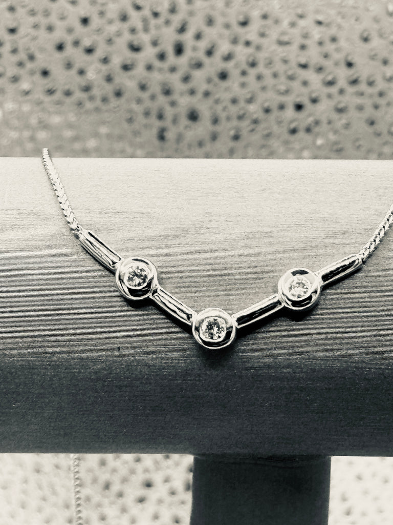 14 Karat White Gold Ladies Beautiful Diamond Necklace