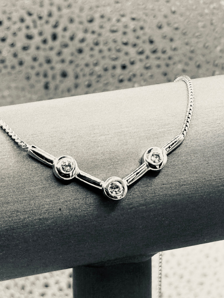 14 Karat White Gold Ladies Beautiful Diamond Necklace