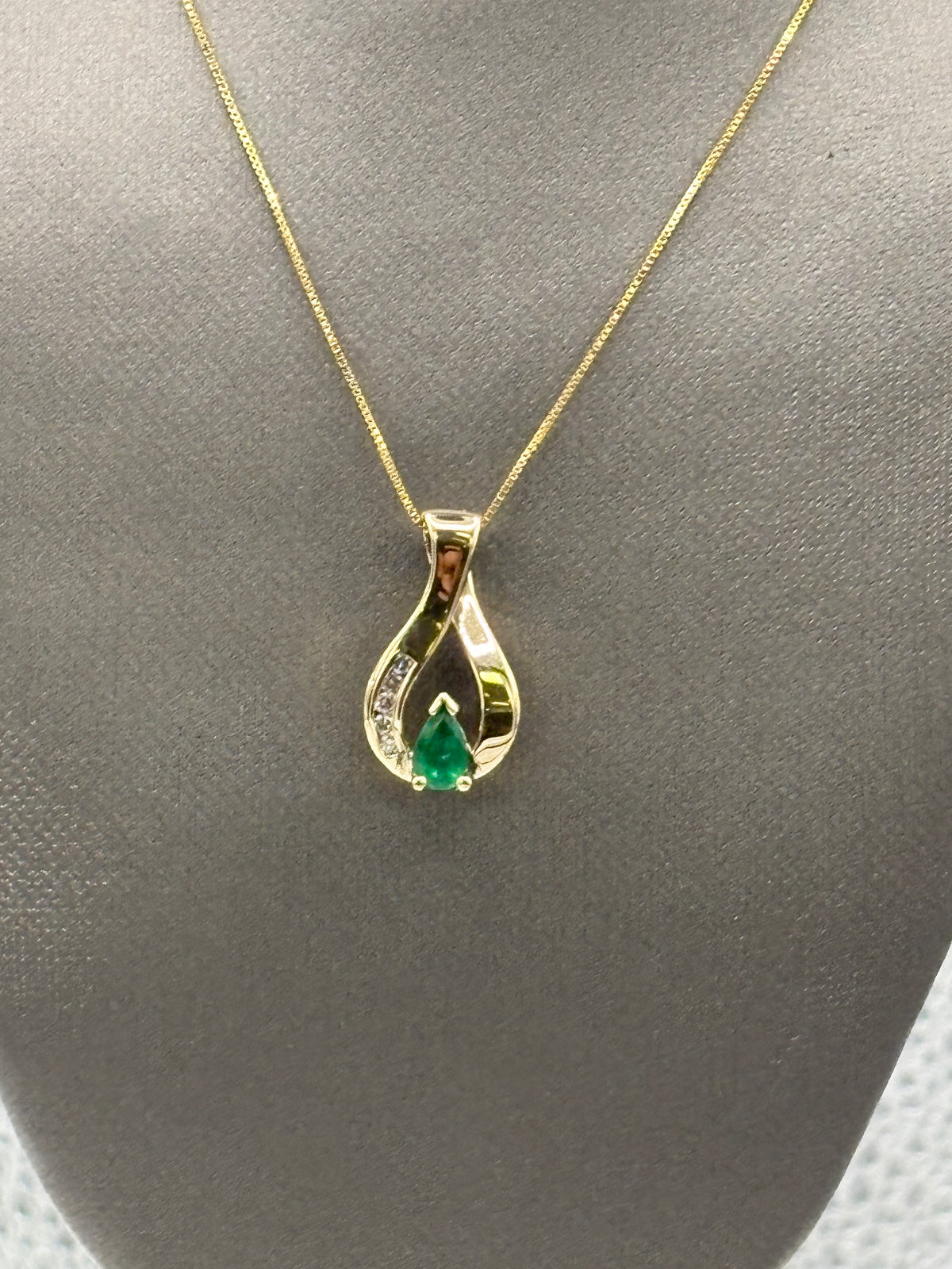 14 Karat Yellow Gold Ladies Emerald & Diamond Pendant & Chain