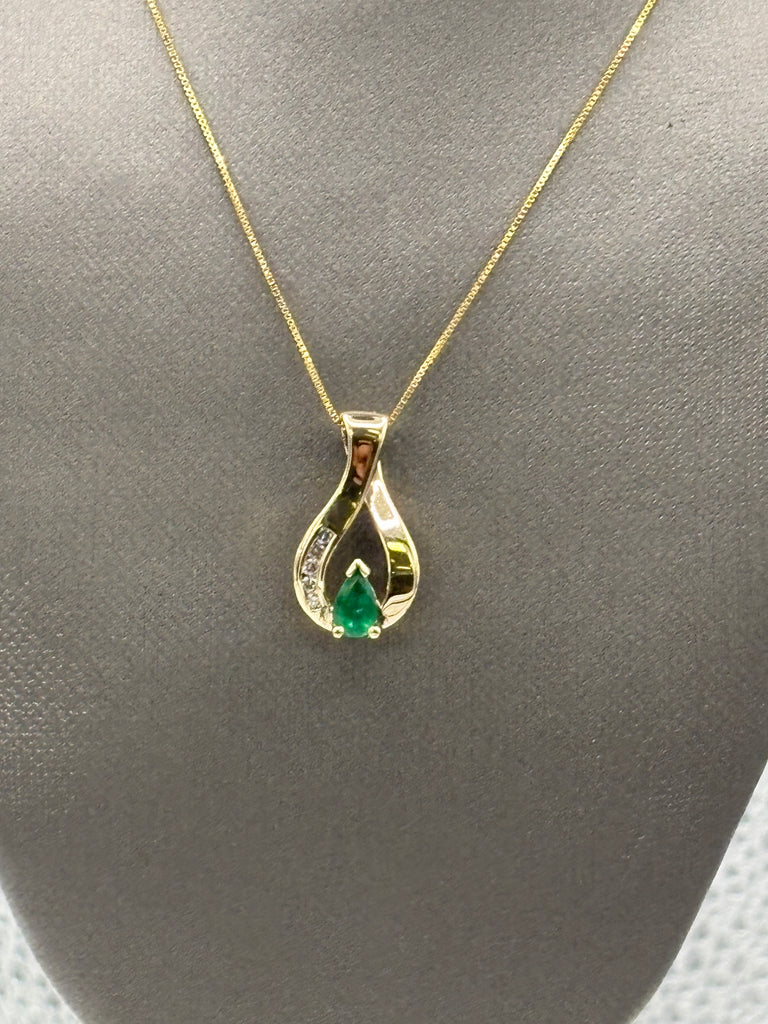 14 Karat Yellow Gold Ladies Emerald & Diamond Pendant & Chain