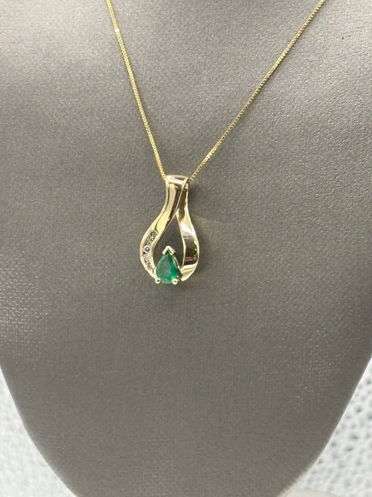 14 Karat Yellow Gold Ladies Emerald & Diamond Pendant & Chain