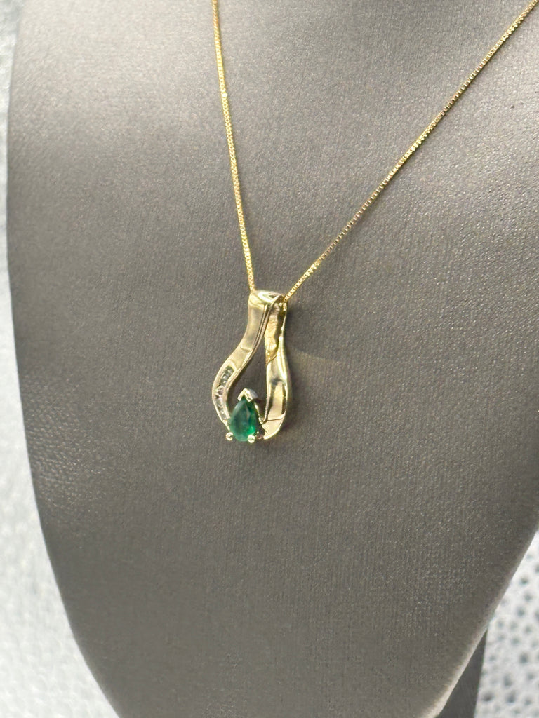 14 Karat Yellow Gold Ladies Emerald & Diamond Pendant & Chain