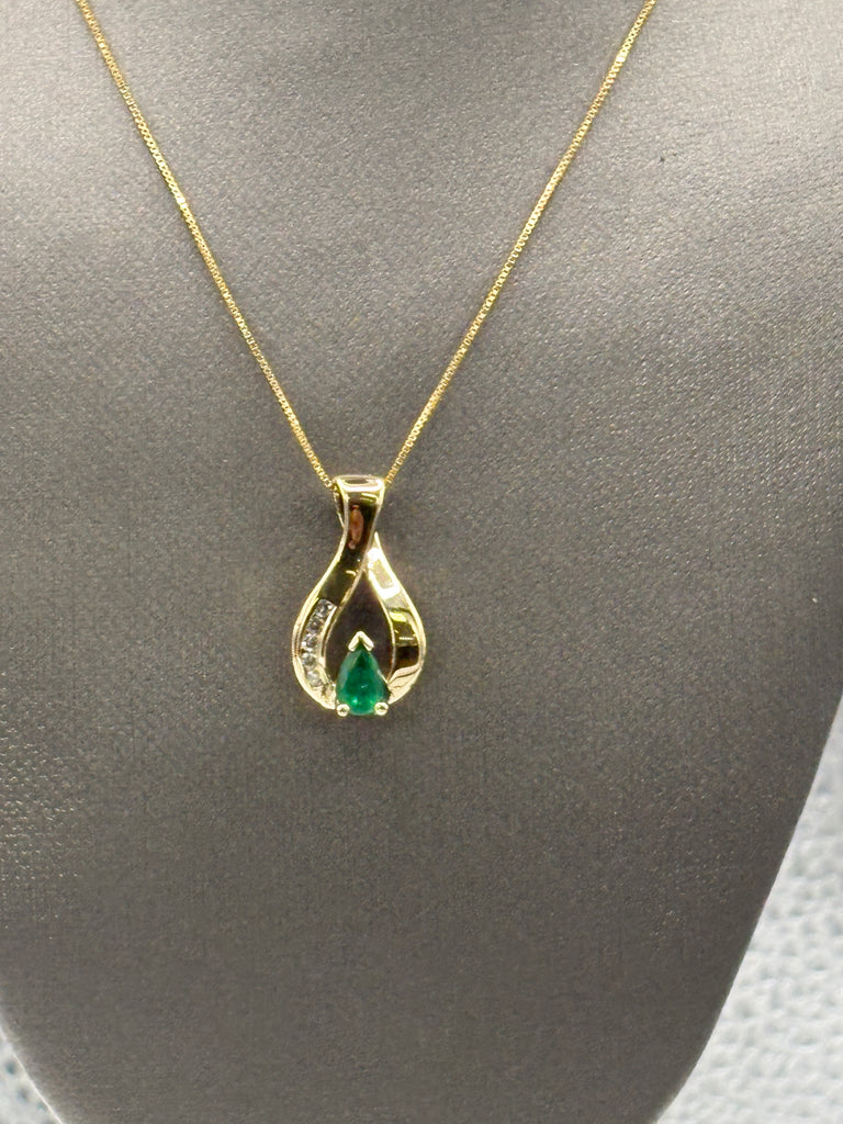 14 Karat Yellow Gold Ladies Emerald & Diamond Pendant & Chain