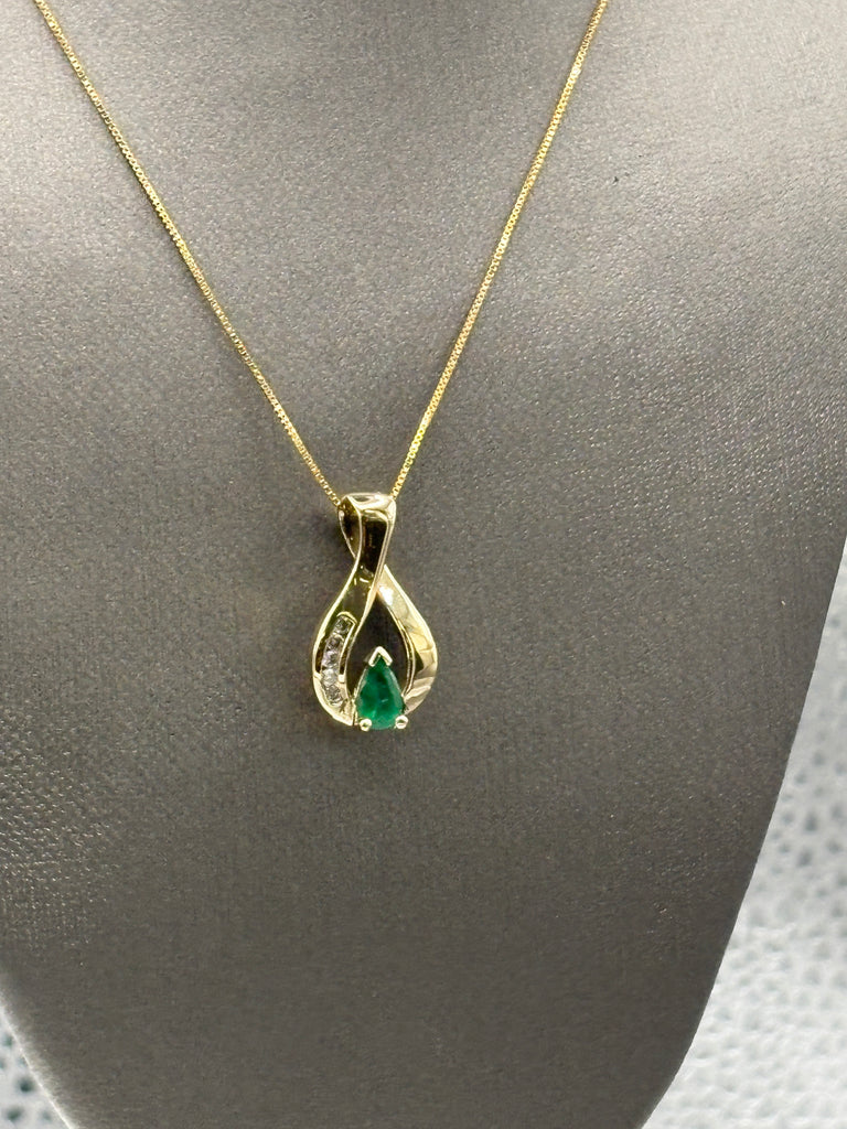 14 Karat Yellow Gold Ladies Emerald & Diamond Pendant & Chain