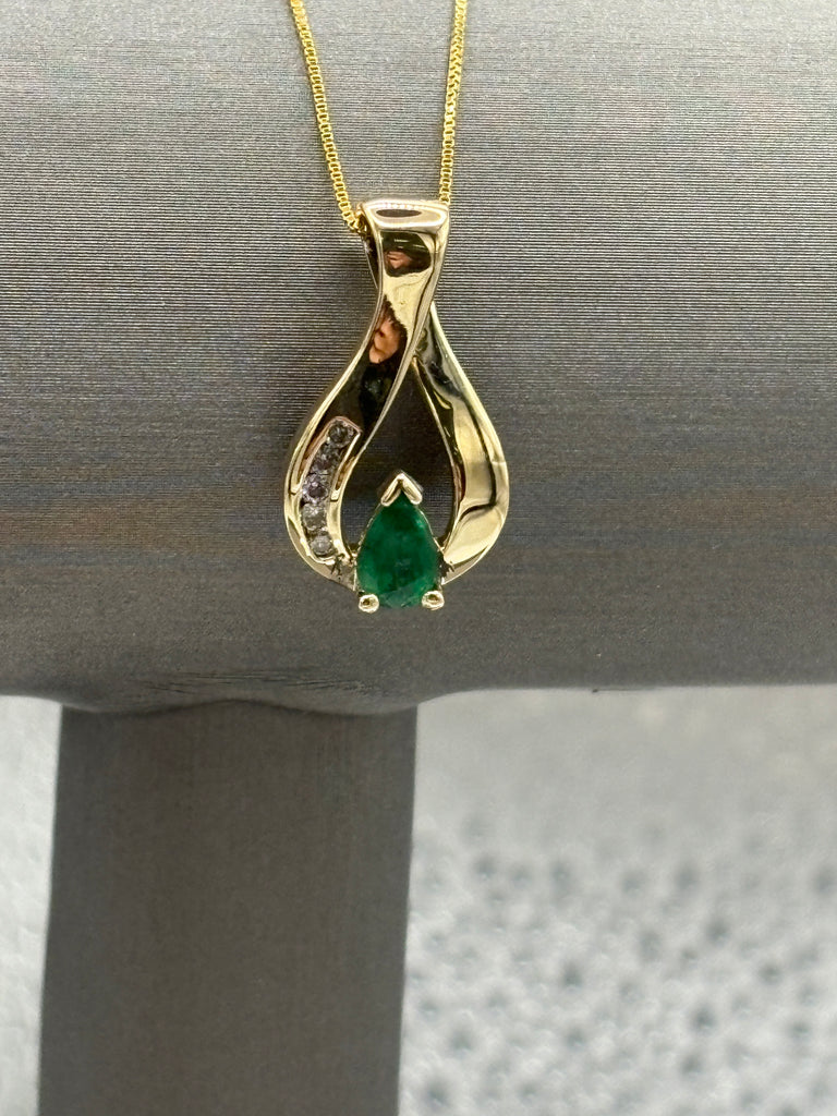 14 Karat Yellow Gold Ladies Emerald & Diamond Pendant & Chain