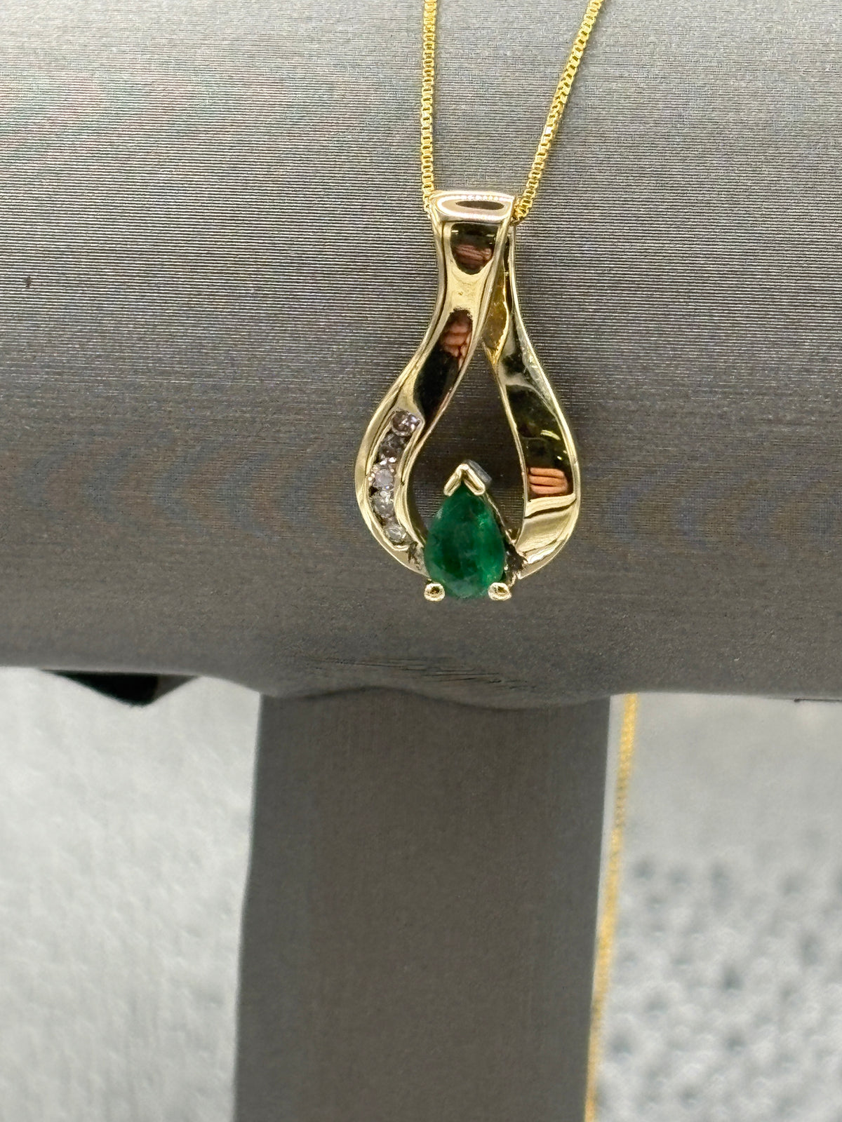 14 Karat Yellow Gold Ladies Emerald & Diamond Pendant & Chain