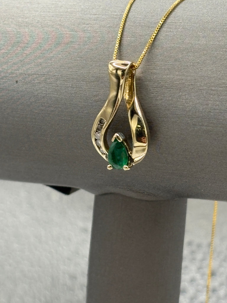 14 Karat Yellow Gold Ladies Emerald & Diamond Pendant & Chain