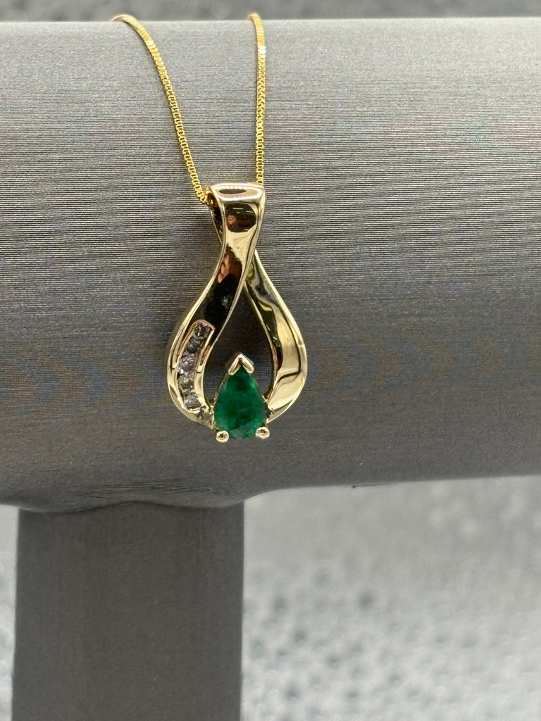 14 Karat Yellow Gold Ladies Emerald & Diamond Pendant & Chain