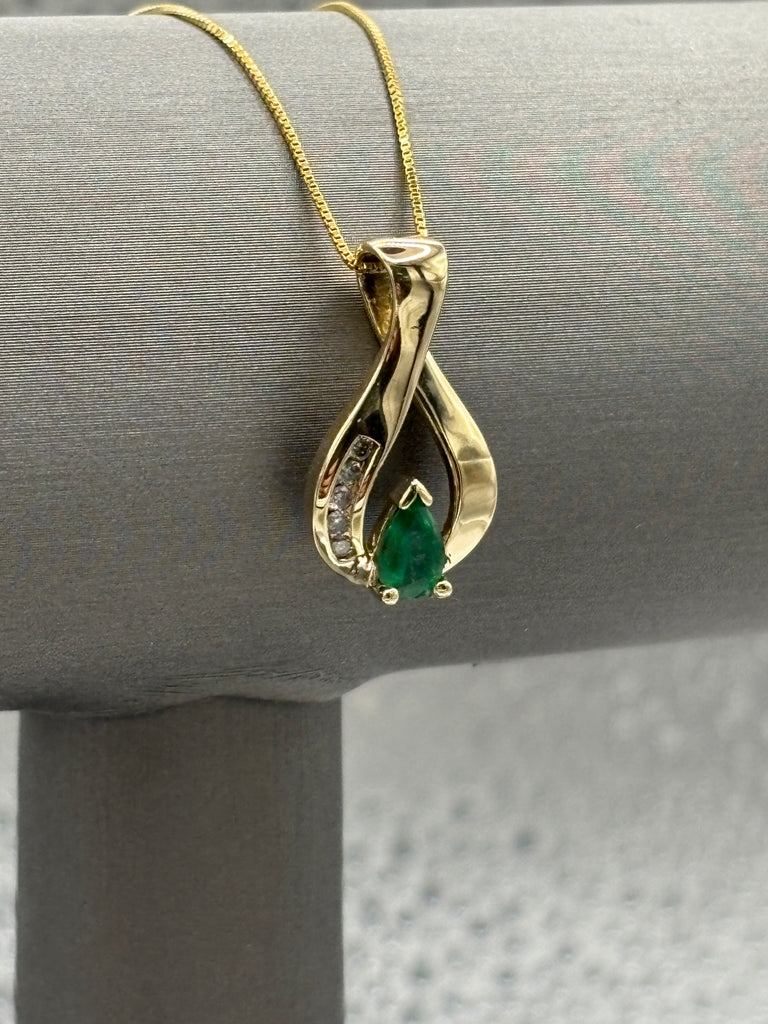 14 Karat Yellow Gold Ladies Emerald & Diamond Pendant & Chain