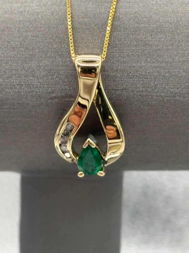 14 Karat Yellow Gold Ladies Emerald & Diamond Pendant & Chain